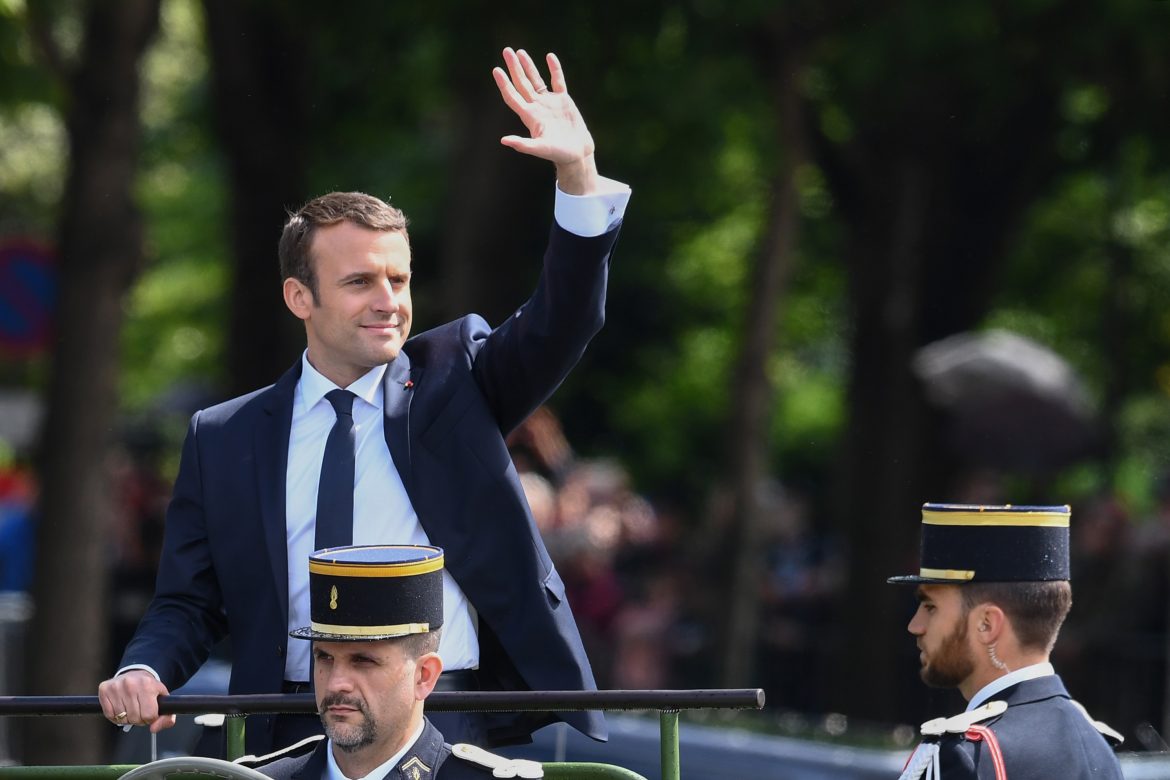 Un hombre abofetea a presidente francés durante visita al sureste del país