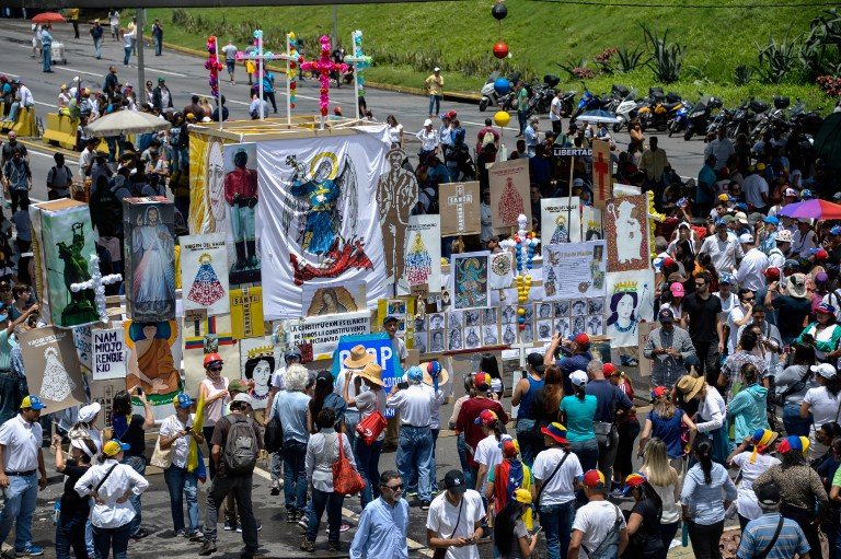 Miles de opositores bloquean calles en Venezuela en plantón contra Maduro