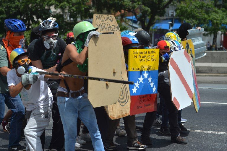 La oposición desafía a militares, principal sostén de Maduro en Venezuela