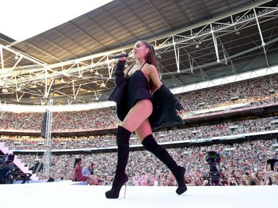 Ariana Grande promete dar un concierto benéfico en Mánchester