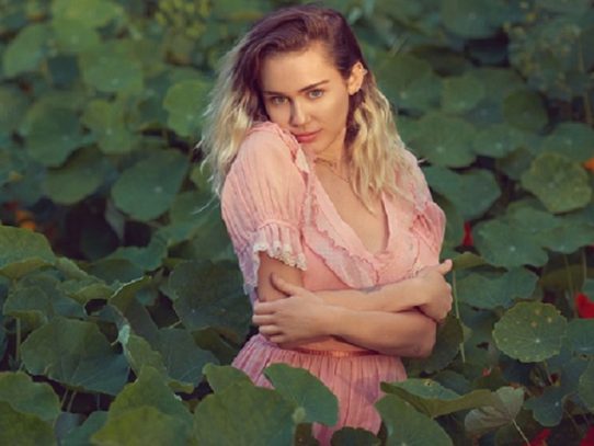 Miley Cyrus presenta nueva canción y nuevo look con "Malibu"
