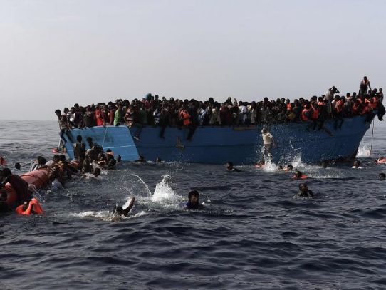En 4 días 54 muertos y rescatan a 10 mil inmigrantes en el Mediterráneo
