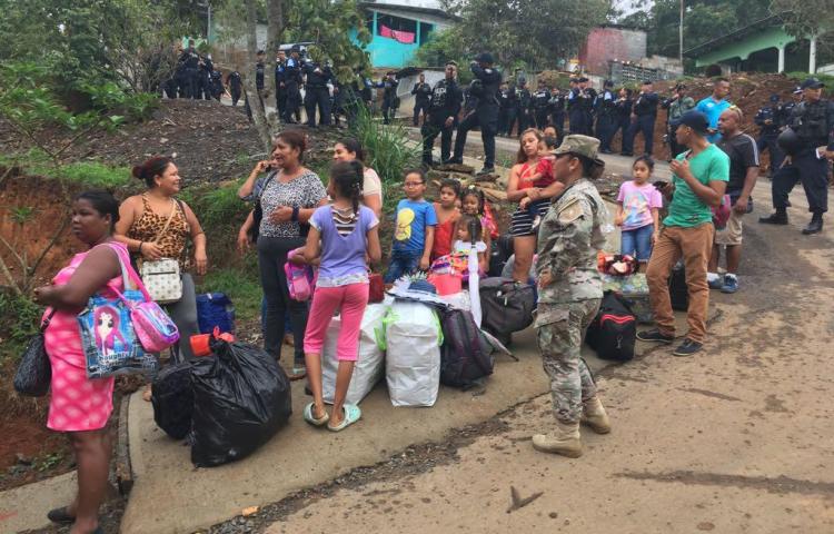 Precaristas de Cerro Galera, desalojados por riesgo de deslizamiento