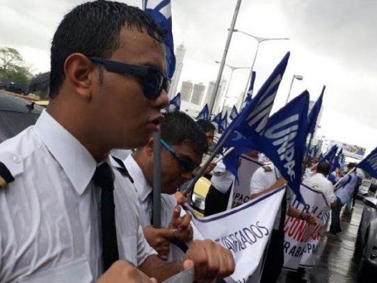 Pilotos de Copa protestan en el Ministerio de Trabajo