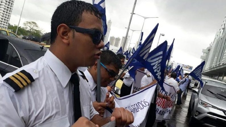 Pilotos de Copa protestan en el Ministerio de Trabajo