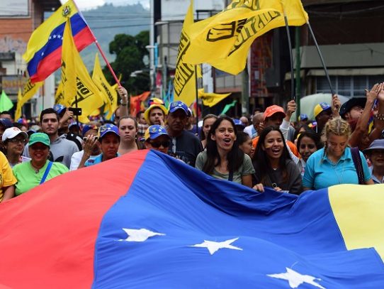 Oposición marcha en Venezuela tras anunciar escalada de protestas