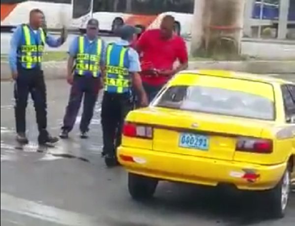 ATTT sanciona a taxista tras agredir a inspectores de transito