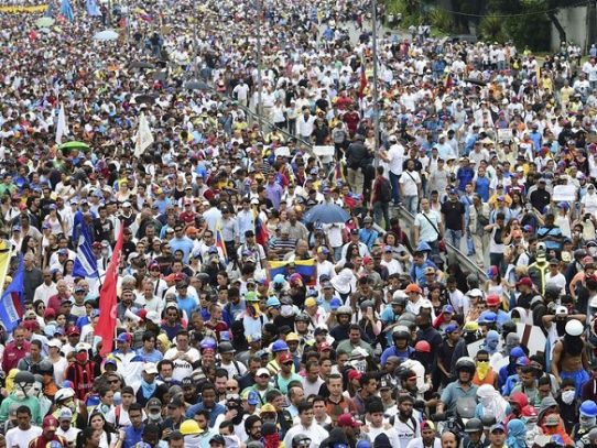 Fuertes choques en protesta de miles de opositores en Venezuela