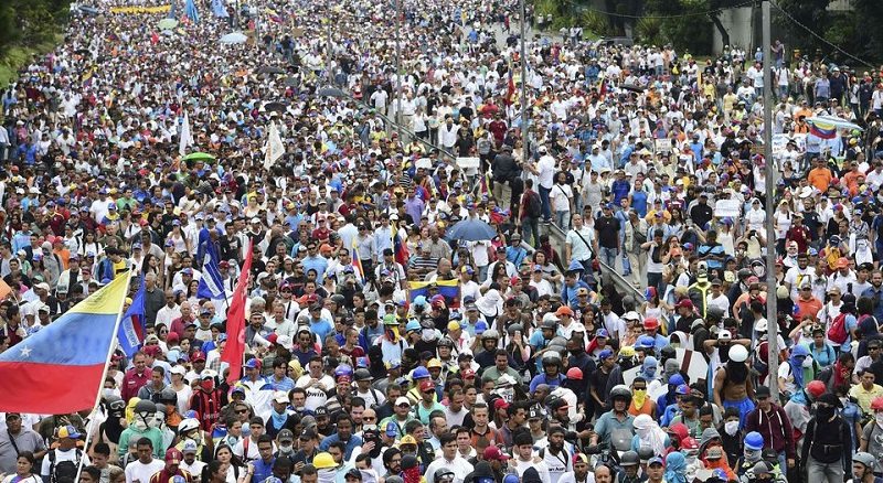 Fuertes choques en protesta de miles de opositores en Venezuela