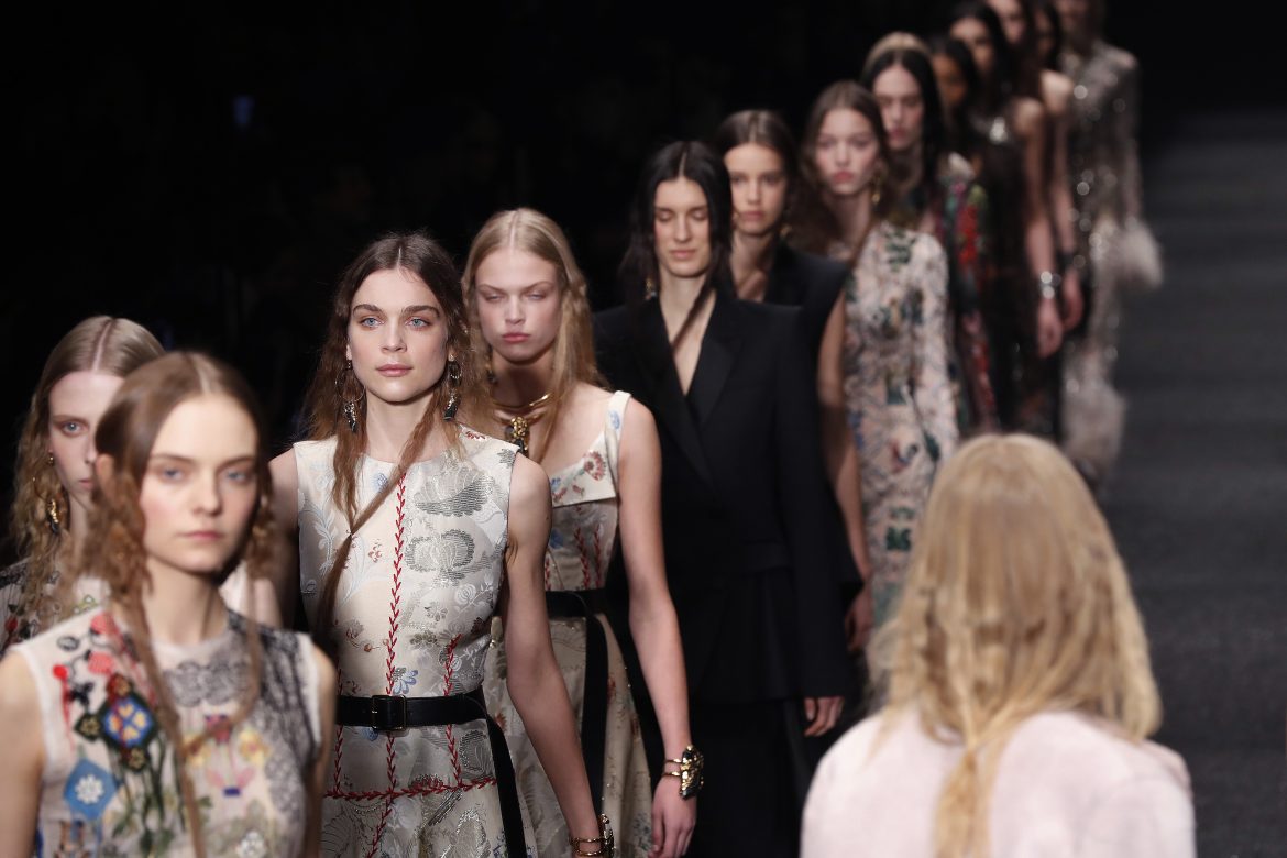 Francia toma medidas para impedir modelos demasiado delgadas en los desfiles de moda