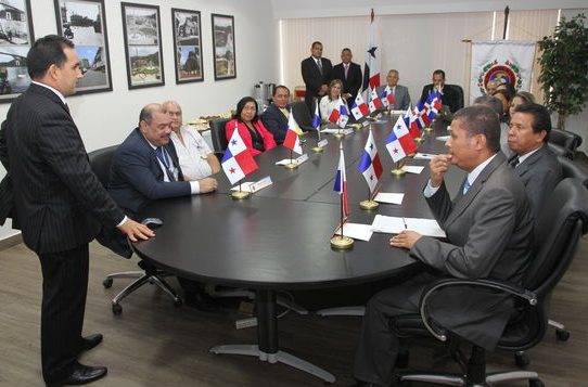 Rep. Dominicana se asesora sobre auditorías de megaobras en Panamá