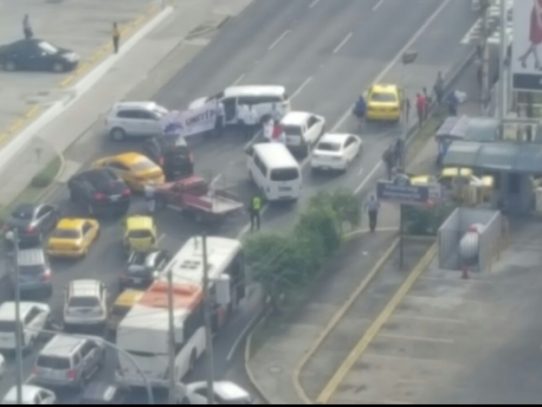 Protesta relámpago de taxis de turismo en  Paitilla, Calle 50 y Vía España