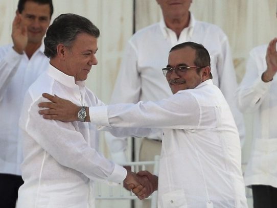Santos evalúa ampliar plazo de entrega de armas escondidas de FARC