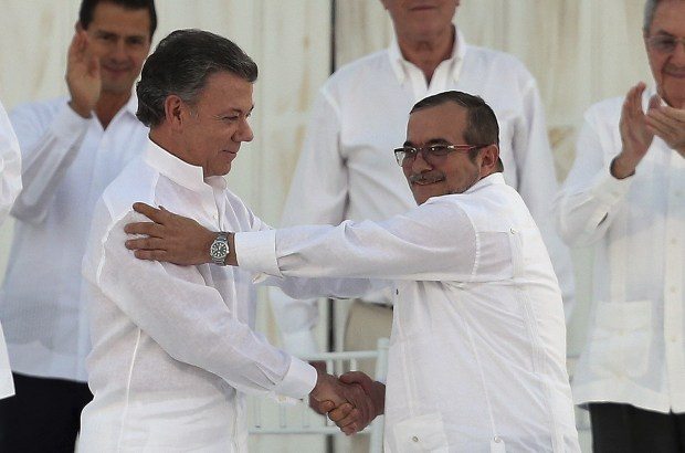Santos evalúa ampliar plazo de entrega de armas escondidas de FARC