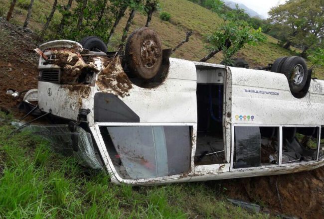 Vuelco de autobus en Chepo deja mas de 10 heridos