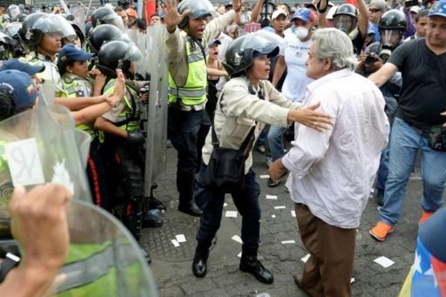 Marcha de ancianos intenta llegar al corazón de Caracas entre bloqueos