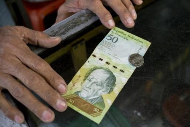 Venezuela devalúa moneda para paliar crisis en medio de protestas