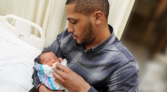 Varela, sanciona ley que crea licencia de paternidad