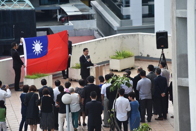 Diplomáticos taiwaneses inician desalojo de embajada en Panamá