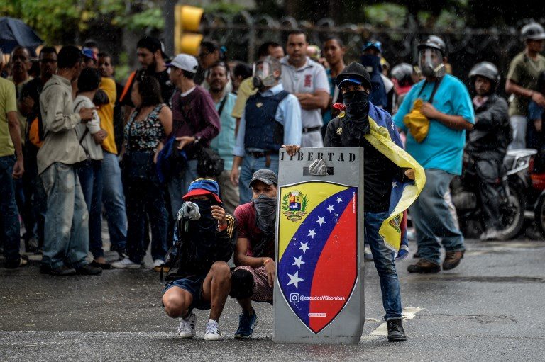 Policía detiene a decenas de jóvenes en marcha contra Maduro