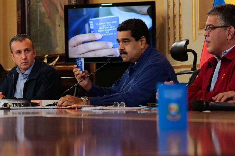 Maduro intenta calmar las aguas con promesa de referendo para Constituyente