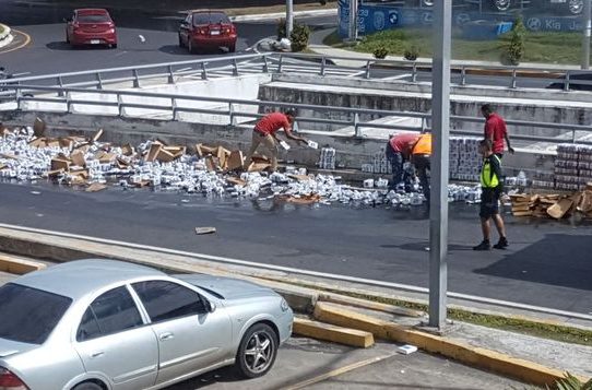Cajas de cerveza caen de camión y obstruyen la vía El Paical