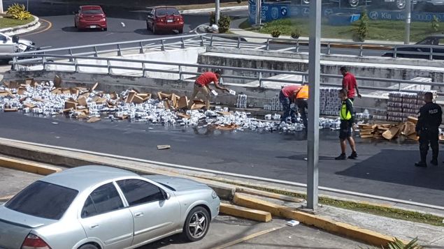 Cajas de cerveza caen de camión y obstruyen la vía El Paical