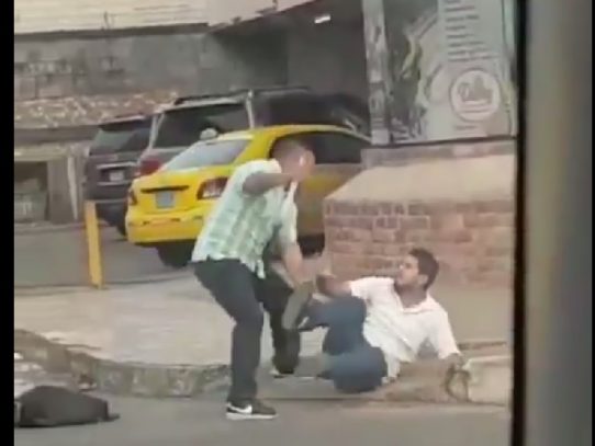 Taxista es grabado en video mientras amenaza con un puñal a un ciudadano
