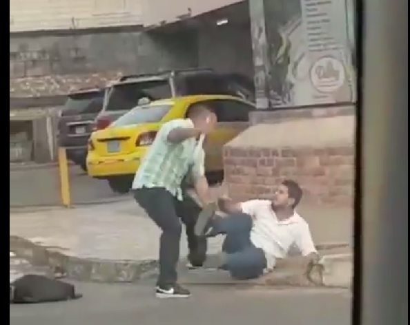 Taxista es grabado en video mientras amenaza con un puñal a un ciudadano