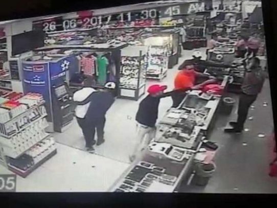 Tres sujetos asaltan con armas de fuego local comercial en Paso Canoa