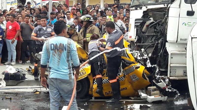 Grave accidente en Los Andes, entre camión taxi y busito pirata