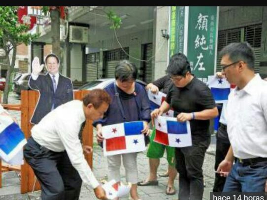Taiwaneses queman banderas de Panamá y lanzan huevos a imagen del presidente Varela