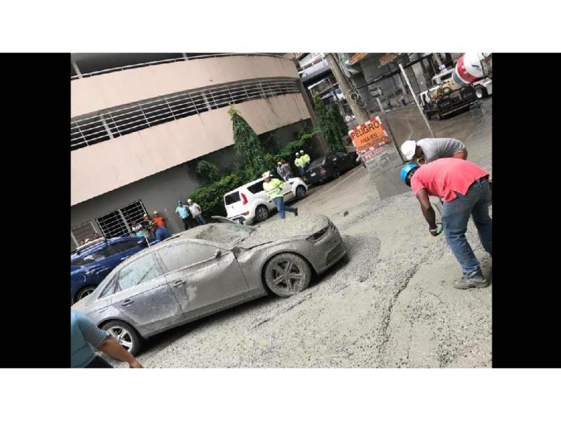 Carga de concreto cae sobre automóvil  de Renato Pereira
