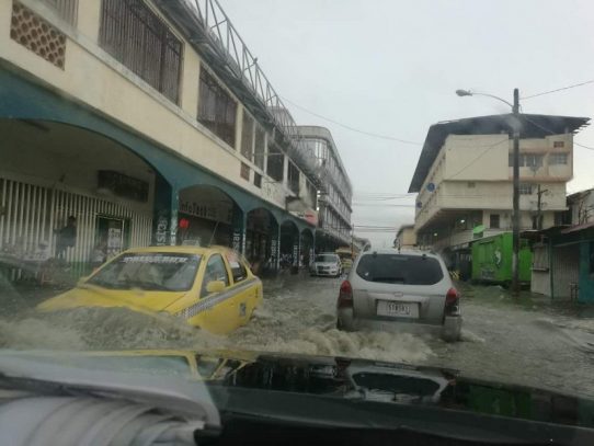 Ciudad de Colón se inunda tras fuertes lluvias