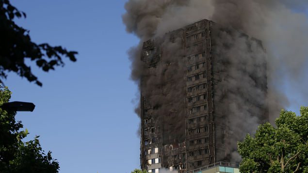 Saldo del incendio de Londres aumenta a 58 y la reina apela a la unidad nacional