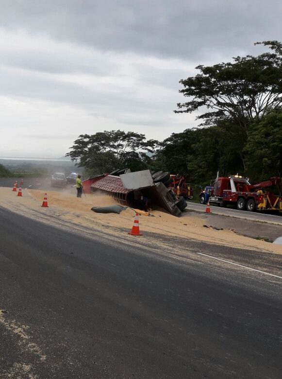 Camión articulado se vuelva en Loma Campana