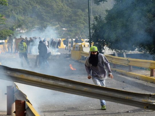 Oposición venezolana bloquea calles para impulsar plebiscito contra Maduro