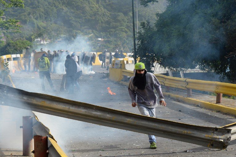 Oposición venezolana bloquea calles para impulsar plebiscito contra Maduro