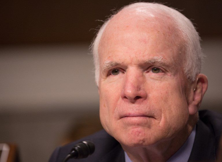 Dos expresidentes de EE.UU. rinden tributo a McCain en una despedida sin Trump