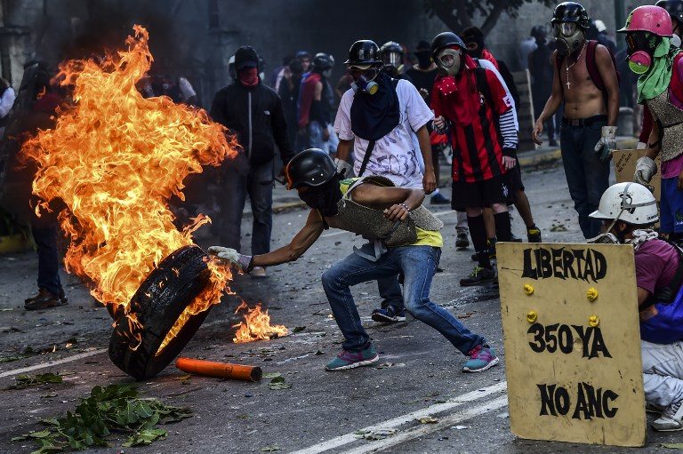 Gases, balas, insultos: fuerza del orden reprimen a opositores en Venezuela