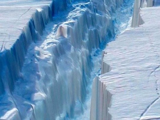 Un enorme bloque de hielo, a punto de despegarse de la Antártida
