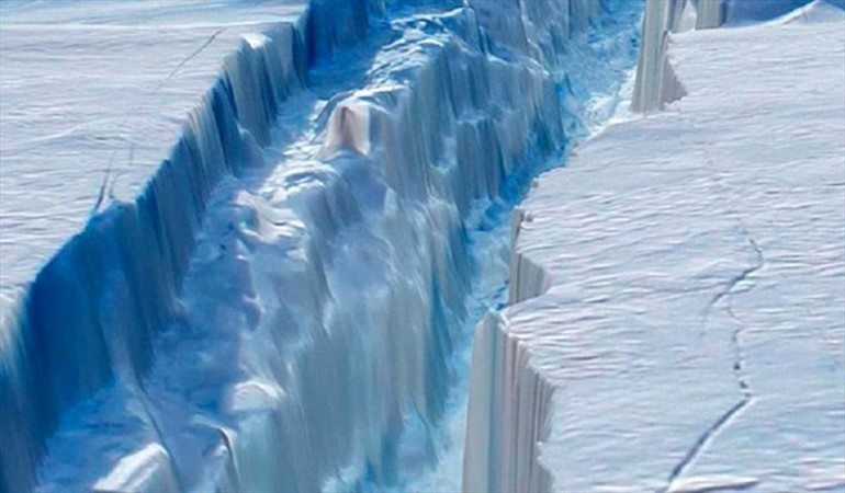 Un enorme bloque de hielo, a punto de despegarse de la Antártida