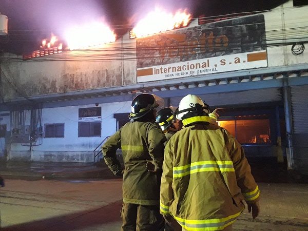 Cinco empresas afectadas por incendio en France Field, según informe preliminar