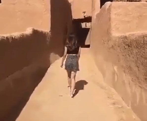 Policía de Arabia Saudí interroga a una joven que aparecía en minifalda en video