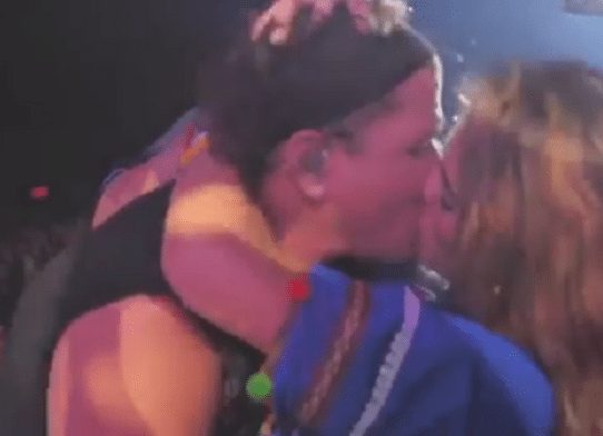 Fanática burla seguridad y le roba un apasionado beso a Carlos Vives