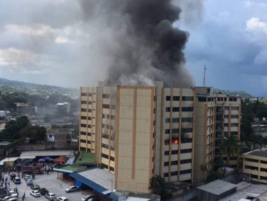 Incendio en edificio del Ministerio de Hacienda de El Salvador deja 2 muertos