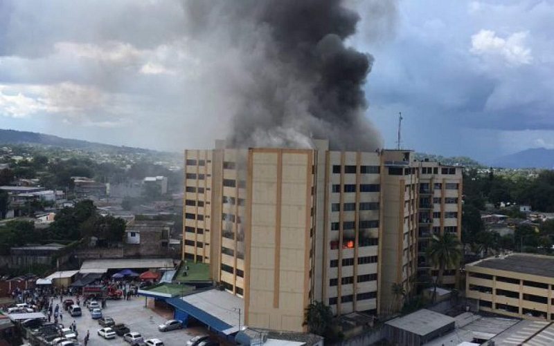 Incendio en edificio del Ministerio de Hacienda de El Salvador deja 2 muertos