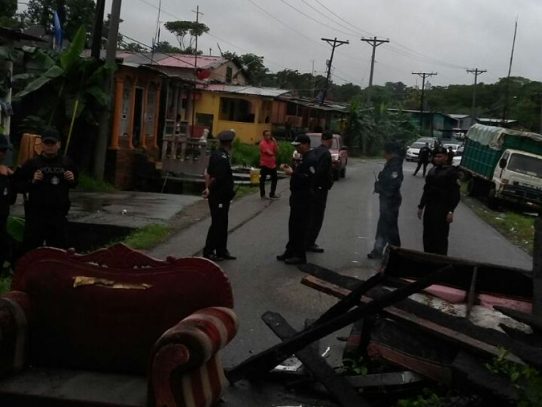 Policía reabre la Vía en Río Alejandro, provincia de Colón tras enfrentamientos