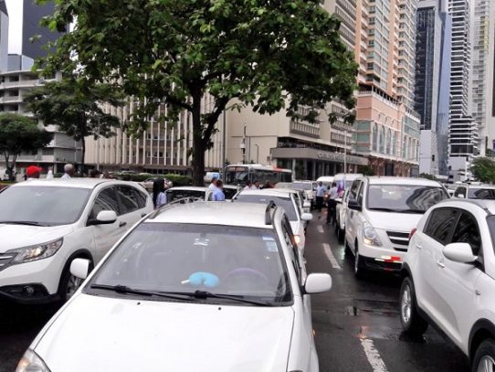 Taxistas de turismo realizan caravana por falta de decisión de la ATTT sobre Uber