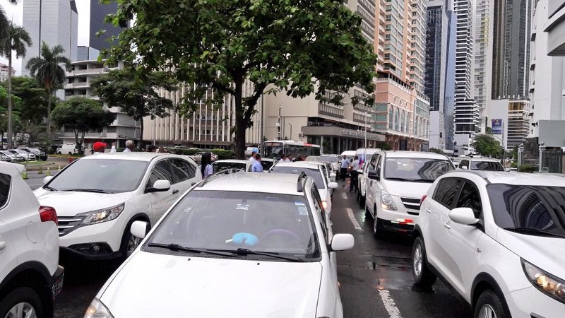 Taxistas de turismo realizan caravana por falta de decisión de la ATTT sobre Uber